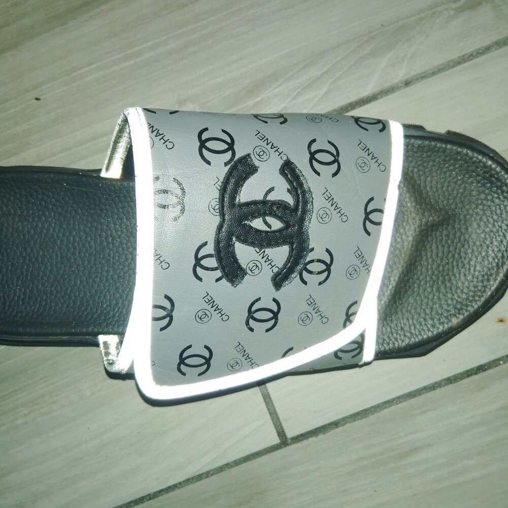 Chanel Slides - Picture 2 of 4